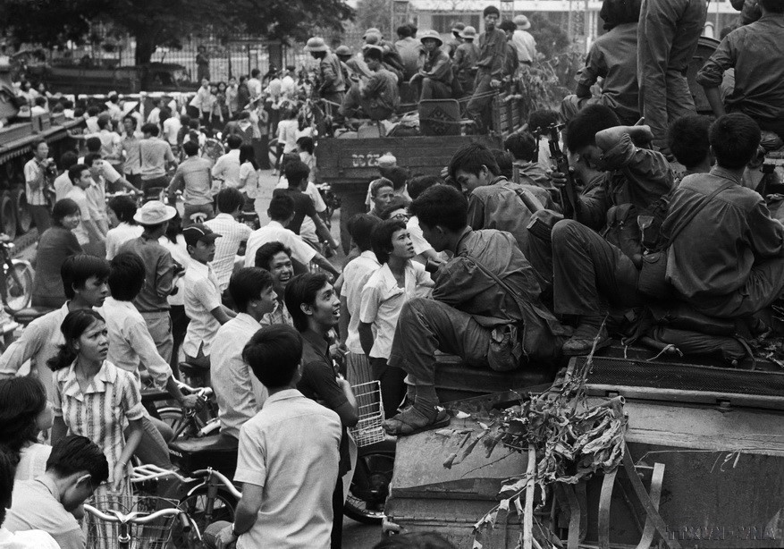 El pueblo de Saigón se alegra al encontrarse con las fuerzas de liberación, al mediodía del 30 de abril de 1975. Foto: Quang Thanh - VNA
