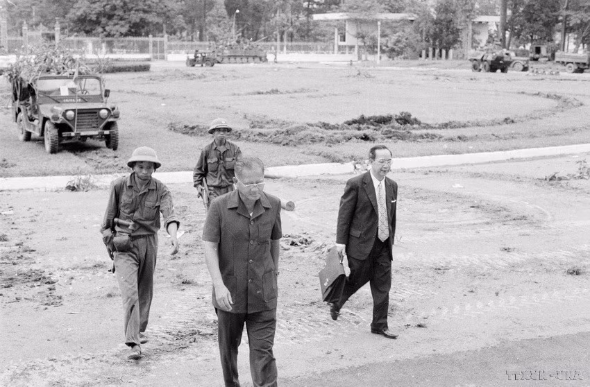 El presidente títere Dương Van Minh y su gabinete llegan a la emisora de radio de Saigón para anunciar la rendición incondicional, al mediodía del 30 de abril de 1975. Foto: VNA