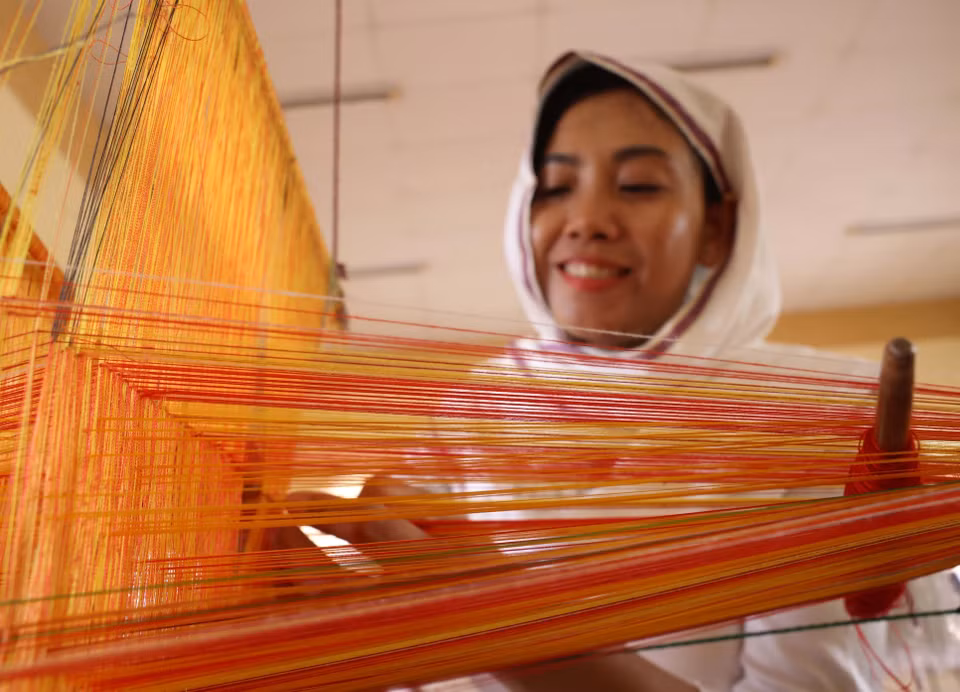 El desarrollo del turismo patrimonial, vinculado a la integración del pueblo artesanal en los circuitos de experiencias culturales, se considera una solución clave para aumentar los ingresos y preservar el arte textil de la comunidad Cham. Foto: VNA