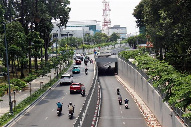 El paso inferior Phan Thuc Duyen, perteneciente al proyecto de conexión vial Tran Quoc Hoan – Cong Hoa, fue completado durante el mandato 2020–2025, contribuyendo a descongestionar la entrada y salida del aeropuerto de Tan Son Nhat. Foto: VNA