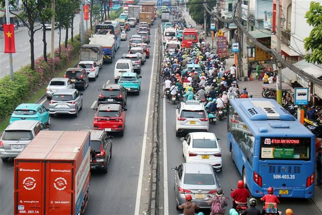 La Carretera Nacional 22 registra un gran volumen de tráfico. Este tramo, desde la intersección de An Suong hasta la Circunvalación 3, será ampliado bajo la modalidad BOT. Foto: VNA