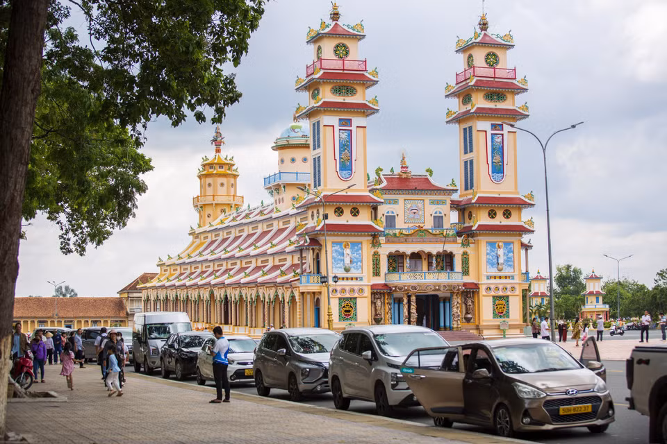 Gran afluencia de turistas en la Santa Sede Cao Dai de Tay ninh durante el verano. Foto: Giang Phương – VNA