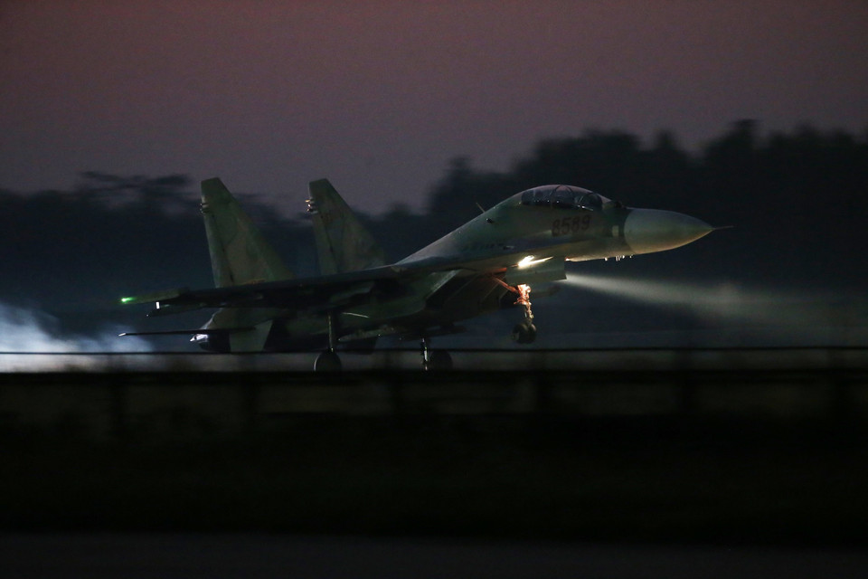 Los soldados del Regimiento 927, División 371 de la fuerza de defensa área-antiaérea cumplen los requisitos de entrenamiento y están listos para proteger el espacio aéreo del país. Foto: Duong Giang – VNA