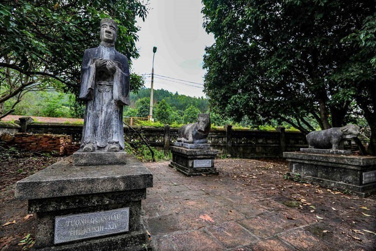 Alrededor de la tumba del rey Tran Hien Tong, en el conjunto de monumentos y paisajes de Yen Tu, aún se conservan numerosos artefactos, como estatuas de mandarines, animales sagrados y tortugas de piedra. (Foto: VNA)
