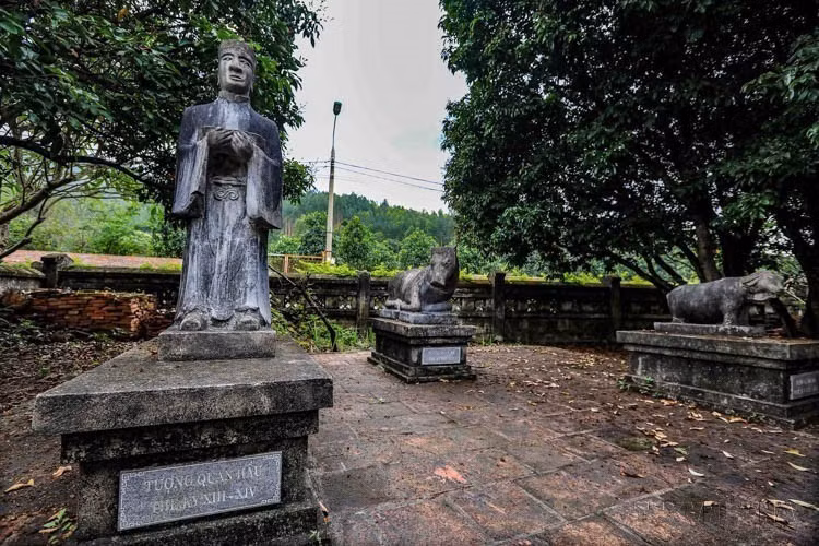 Alrededor de la tumba del rey Tran Hien Tong, en el conjunto de monumentos y paisajes de Yen Tu, aún se conservan numerosos artefactos, como estatuas de mandarines, animales sagrados y tortugas de piedra. (Foto: VNA)