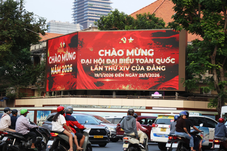Emblemas y consignas sobre el XIV Congreso Nacional del Partido en la intersección de las calles Nguyen Du y Dong Khoi, en Ciudad Ho Chi Minh. Foto: Hong Dat – VNA