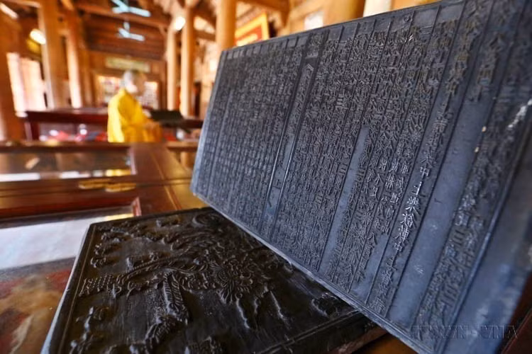 La pagoda Vinh Nghiem (Bac Ninh) alberga 3.050 planchas xilográficas talladas con escrituras budistas y textos de la escuela Truc Lam en caracteres Han y Nom. Estas planchas fueron reconocidas por la UNESCO en 2012 como parte del programa Memoria del Mundo de la región Asia-Pacífico. (Foto: VNA)