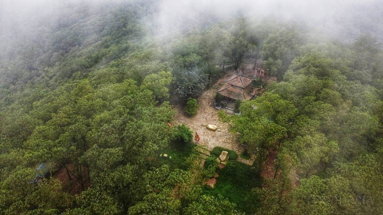 El "Tablero de ajedrez de las hadas" en la cima de la montaña Con Son es una superficie plana de piedra. El nombre fue dado por los lugareños como expresión de admiración por la belleza histórica y poética del lugar. (Foto: VNA)