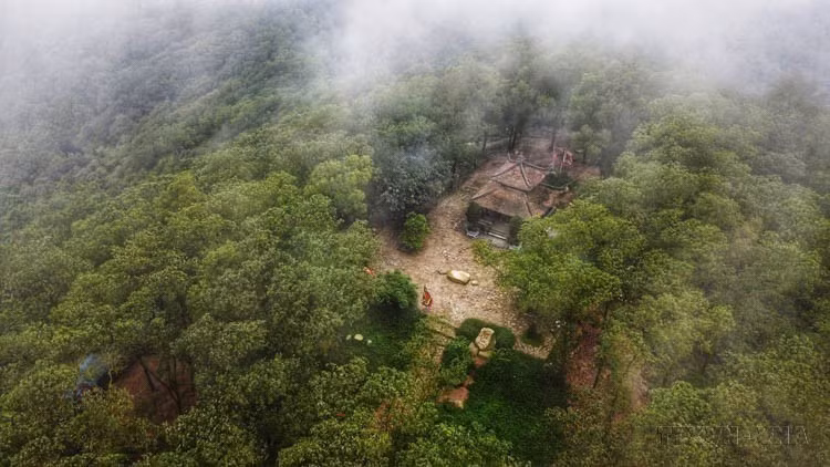 El "Tablero de ajedrez de las hadas" en la cima de la montaña Con Son es una superficie plana de piedra. El nombre fue dado por los lugareños como expresión de admiración por la belleza histórica y poética del lugar. (Foto: VNA)