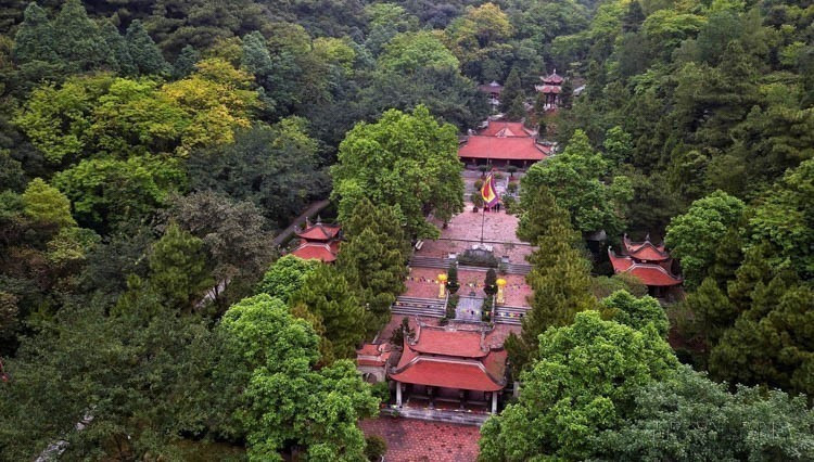 El punto culminante del sitio paisajístico de Con Son es el templo dedicado al Héroe Nacional y Celebridad Cultural Mundial Nguyen Trai. (Foto: VNA)