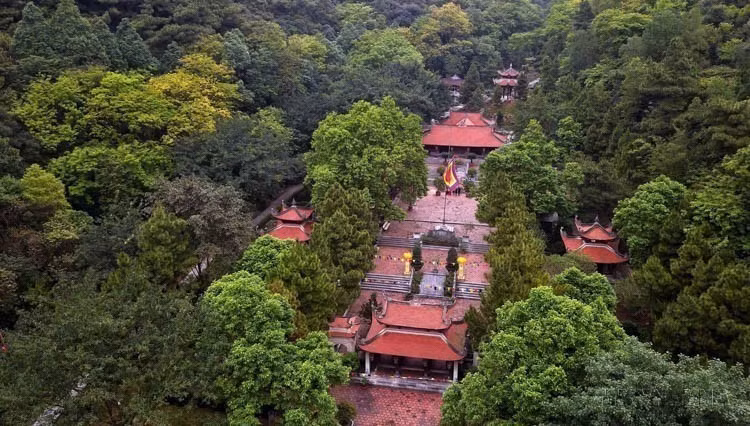 El punto culminante del sitio paisajístico de Con Son es el templo dedicado al Héroe Nacional y Celebridad Cultural Mundial Nguyen Trai. (Foto: VNA)