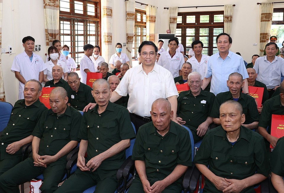 El primer ministro Pham Minh Chinh visitó y animó a los veteranos de guerra y pacientes del Centro, el 19 de julio de 2022. Foto: VNA