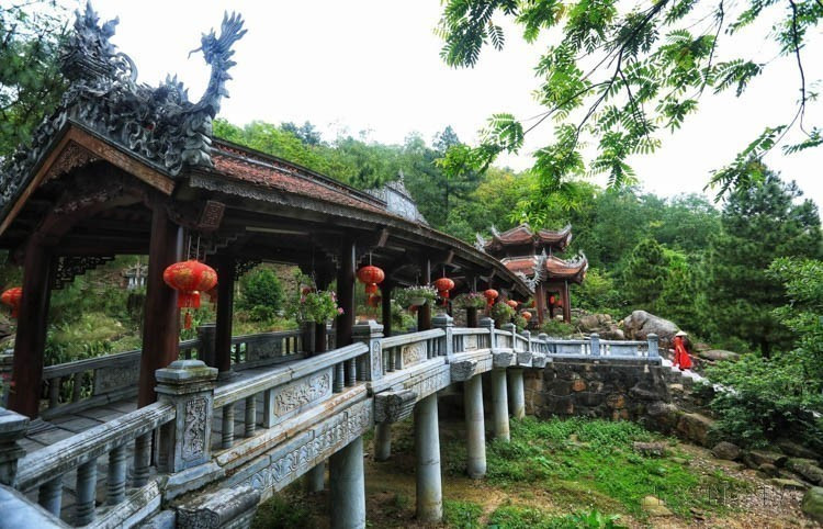La antigua belleza del puente Thau Ngoc dentro de la pagoda Con Son, parte del conjunto especial de reliquias nacionales Con Son – Kiep Bac. (Foto: VNA)