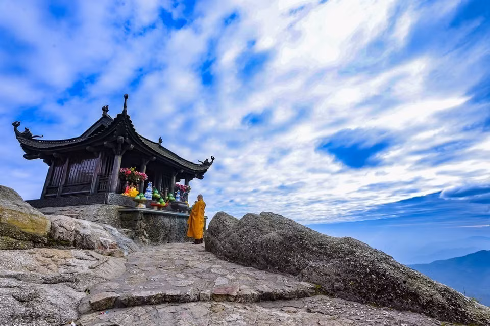 La pagoda Dong, situada en la cima más alta del monte Yen Tu, está fundida completamente en bronce. Su arquitectura refleja el carácter chino “Nhat”, con una estructura sólida asentada sobre una plataforma de bronce con patas curvadas. Está orientada al suroeste, con una superficie de unos 20 m² y una altura de 3,35 m desde el suelo hasta el techo. Foto: Minh Duc – VNA