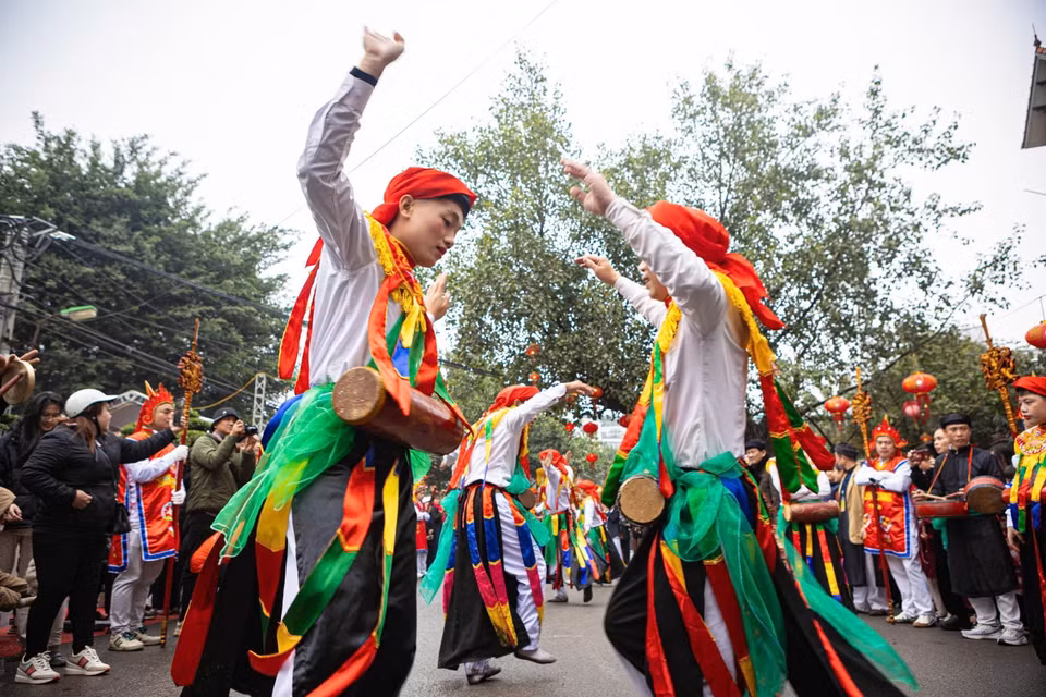 El festival se caracteriza por la danza folclórica “Con di danh bong”, tradicionalmente interpretada por muchachos disfrazados de mujeres. Los participantes son maquillados y visten trajes tradicionales. Bailan con plena gracia entre los vítores del público. Fuente: VNA