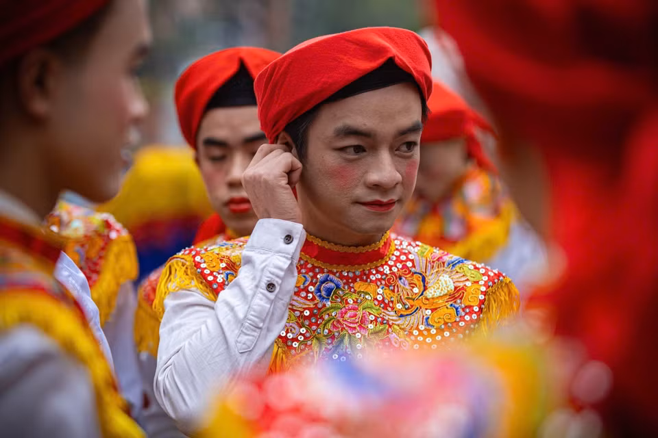 Los hombres de la aldea de Trieu Khuc, se disfrazan de mujeres con mejillas sonrosadas, labios rojos y bufandas y bailan. Fuente: VNA