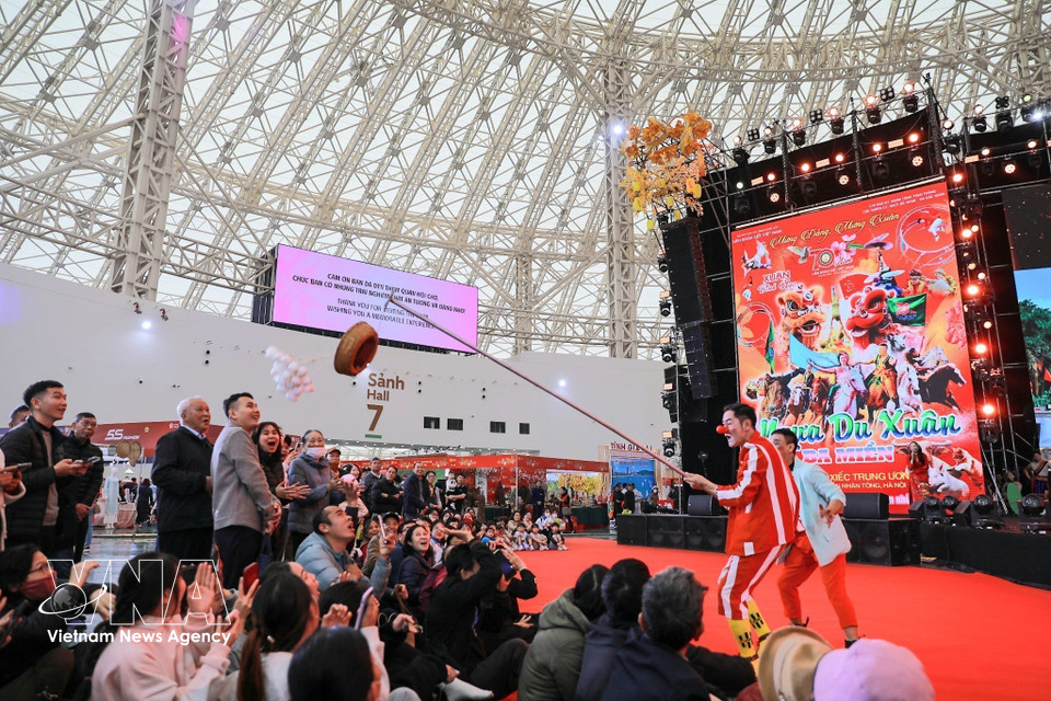 El programa artístico atrae la atención del público y de los turistas. Foto: Khanh Hoa – VNA