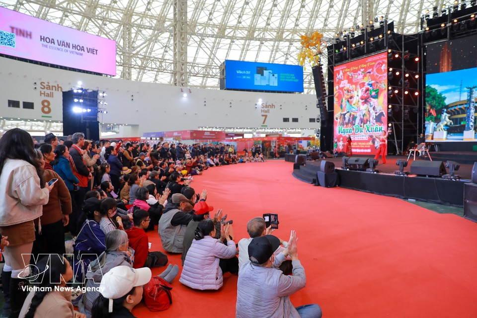 El programa artístico atrae la atención del público y de los turistas. Foto: Khanh Hoa – VNA