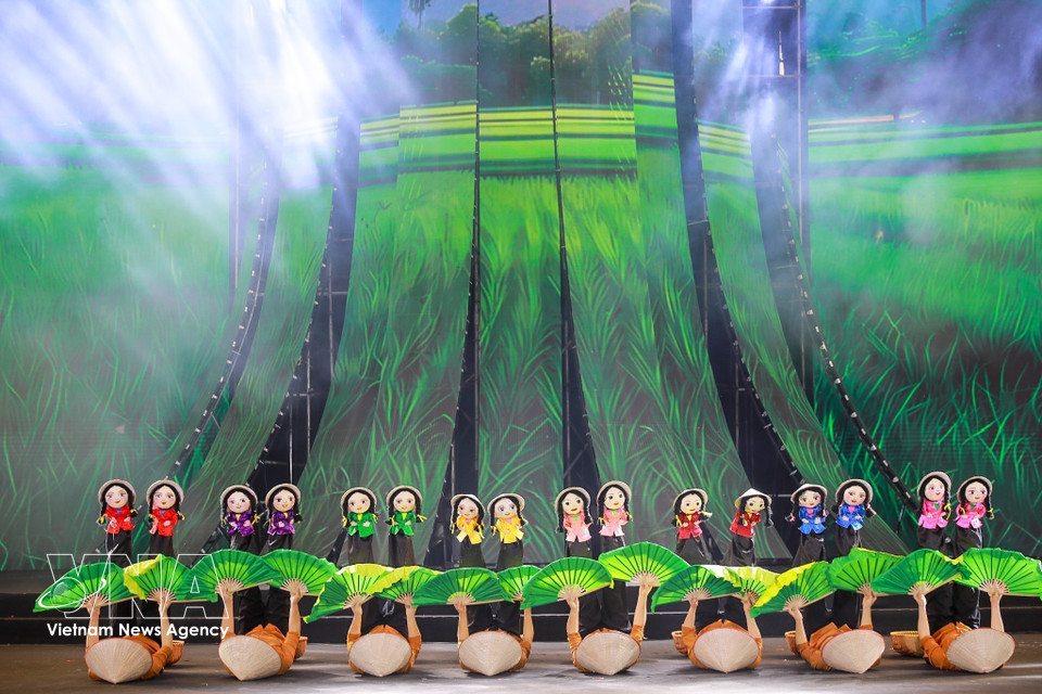 El programa artístico atrae la atención del público y de los turistas. Foto: Khanh Hoa – VNA
