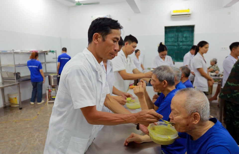 La mayoría de los veteranos de guerra del Centro padecen enfermedades mentales crónicas, por lo que necesitan el apoyo constante de auxiliares y personal de enfermería en sus actividades diarias. Foto: VNA