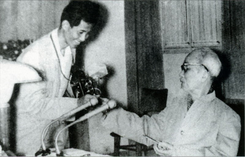 El Presidente Ho Chi Minh obsequió cigarrillos aromáticos al periodista Lam Hong Long, autor de la famosa fotografía “El Tío Ho marca el compás del Canto de la Unidad” Foto: Archivo de la VNA