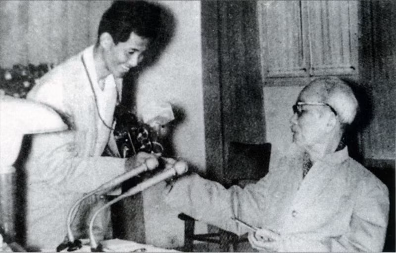 El Presidente Ho Chi Minh obsequió cigarrillos aromáticos al periodista Lam Hong Long, autor de la famosa fotografía “El Tío Ho marca el compás del Canto de la Unidad” Foto: Archivo de la VNA