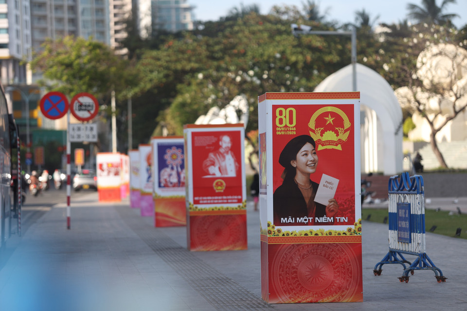 Carteles sobre el XIV Congreso Nacional del Partido exhibidos en la zona de la plaza 2 de Abril (barrio de Nha Trang, provincia de Khanh Hoa). Foto: Dang Tuan – VNA