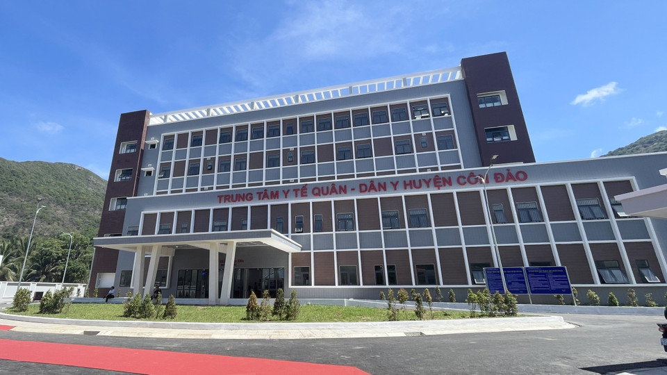 El Centro Médico Militar-Civil del distrito de Con Dao acaba de ser inaugurado y puesto en funcionamiento. Fotografía: Huynh Son-VNA