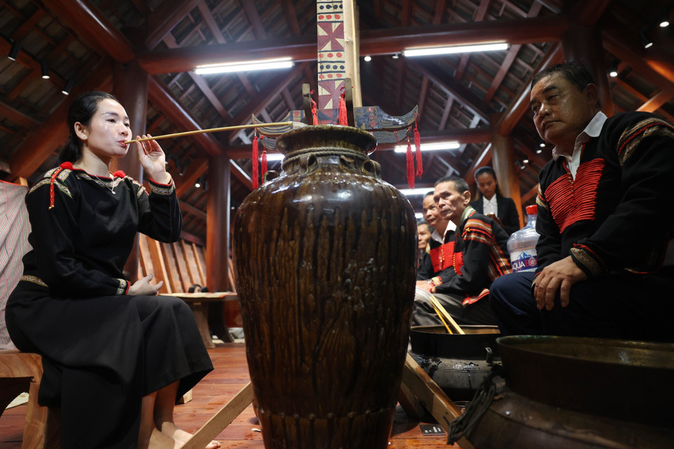 Hoy en día, “ché” sigue desempeñando un papel importante en las ceremonias y continúa siendo una parte indispensable de la vida del pueblo E De Foto: Tuan Anh – VNA