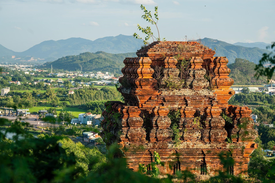 La Torre Banh It fue construida entre finales del siglo XI y principios del XII, en la época de esplendor del reino de Champa. Este fue el período en que la arquitectura Cham alcanzó su máxima expresión, evidente en los motivos, estructuras y técnicas constructivas. Khanh Hoa – VNA