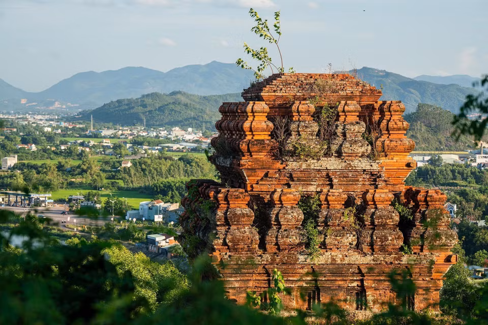 La Torre Banh It fue construida entre finales del siglo XI y principios del XII, en la época de esplendor del reino de Champa. Este fue el período en que la arquitectura Cham alcanzó su máxima expresión, evidente en los motivos, estructuras y técnicas constructivas. Khanh Hoa – VNA
