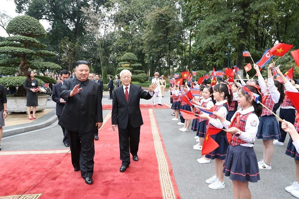 El secretario general del Partido Comunista y presidente de Vietnam, Nguyen Phu Trong, presidió la ceremonia de bienvenida a Kim Jong-un, presidente del Partido del Trabajo de Corea y titular de la Comisión de Asuntos Estatales de la RPDC, en una visita oficial de amistad a Vietnam (Hanoi, 1 de marzo de 2019). Foto: Tri Dung - VNA
