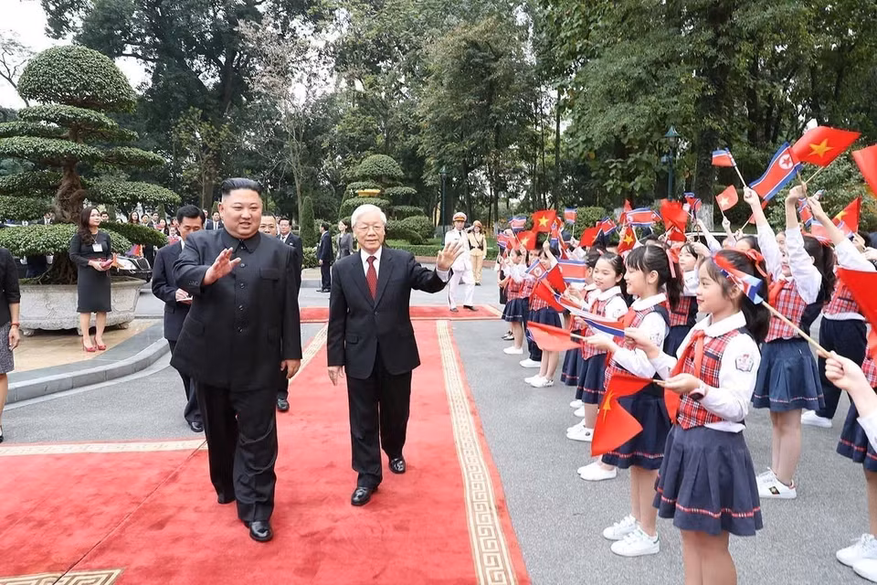 El secretario general del Partido Comunista y presidente de Vietnam, Nguyen Phu Trong, presidió la ceremonia de bienvenida a Kim Jong-un, presidente del Partido del Trabajo de Corea y titular de la Comisión de Asuntos Estatales de la RPDC, en una visita oficial de amistad a Vietnam (Hanoi, 1 de marzo de 2019). Foto: Tri Dung - VNA