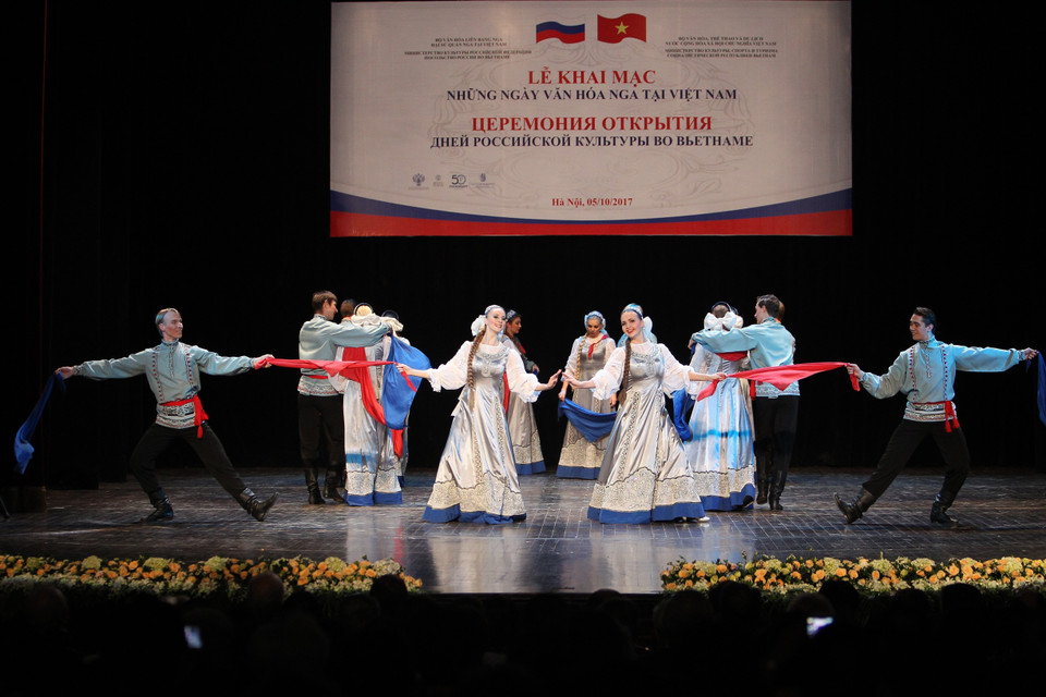La actuación del conjunto de danza ruso Beryozka en la ceremonia de apertura de los Días de Cultura Rusa en Vietnam, el 5 de octubre de 2017. Foto: Quoc Khanh - VNA