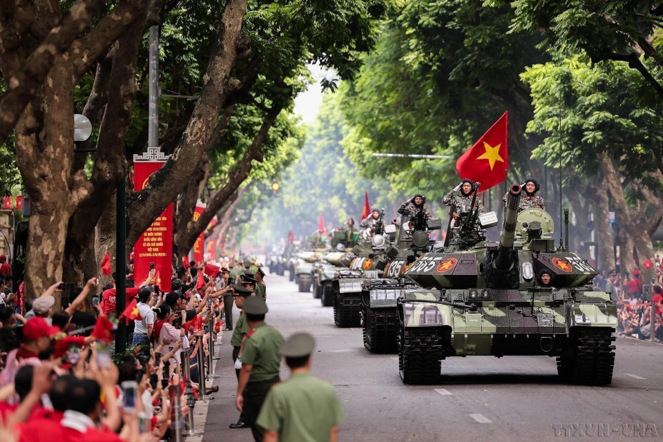 Columna de vehículos blindados y tanques desfilando por la calle Tran Phu (Hanoi), recibida con entusiasmo por ciudadanos y turistas durante la gran celebración del Día Nacional, el 2 de septiembre de 2025. Foto: VNA