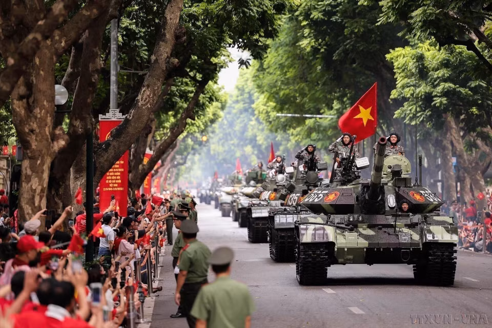 Columna de vehículos blindados y tanques desfilando por la calle Tran Phu (Hanoi), recibida con entusiasmo por ciudadanos y turistas durante la gran celebración del Día Nacional, el 2 de septiembre de 2025. Foto: VNA