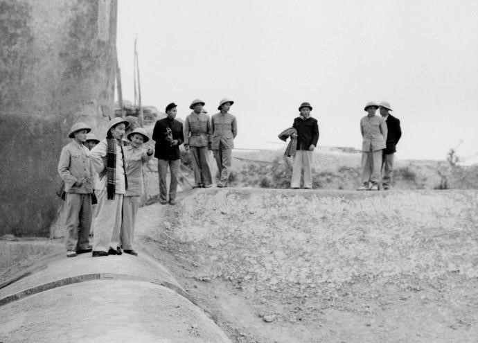El reportero Vo The Ai de la VNA (de pie detrás del Presidente Ho Chi Minh) lo acompañó durante su visita a la represa Thac Huong (provincia de Thai Nguyen) para redactar noticias y artículos (25 de enero de 1955). Foto: VNA