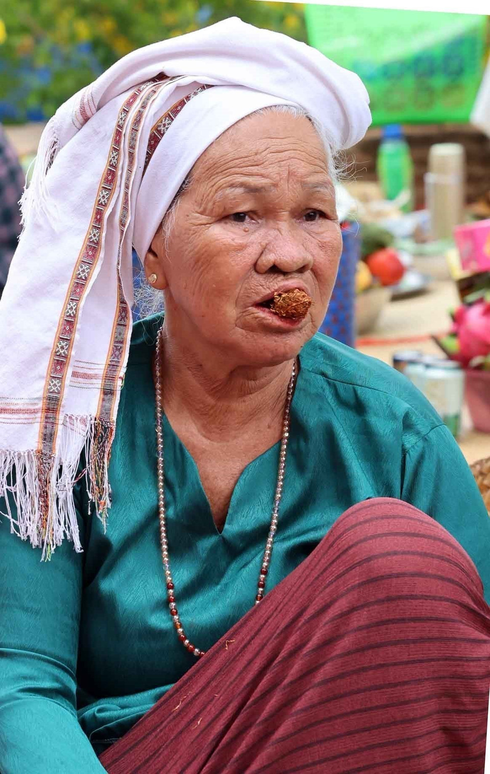 Para el pueblo Cham, los valores culturales y espirituales tradicionales no se pierden mientras la gente siga usando los trajes típicos en la vida cotidiana y, especialmente, durante las festividades, el año nuevo lunar y las ceremonias importantes. Foto: VNA