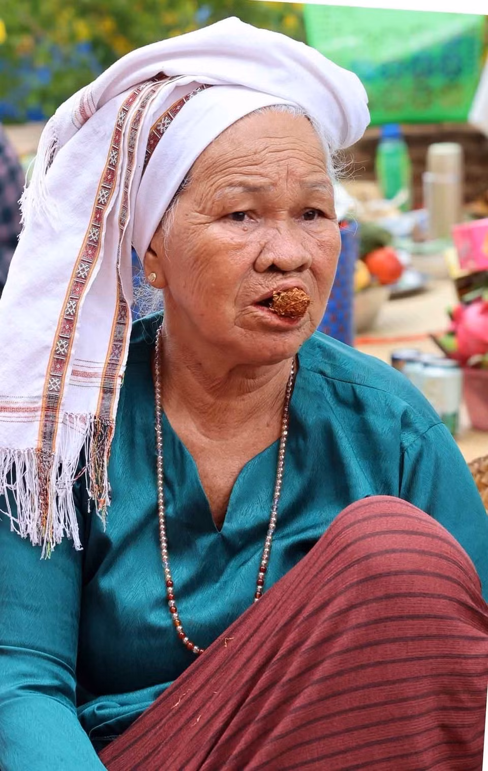 Para el pueblo Cham, los valores culturales y espirituales tradicionales no se pierden mientras la gente siga usando los trajes típicos en la vida cotidiana y, especialmente, durante las festividades, el año nuevo lunar y las ceremonias importantes. Foto: VNA