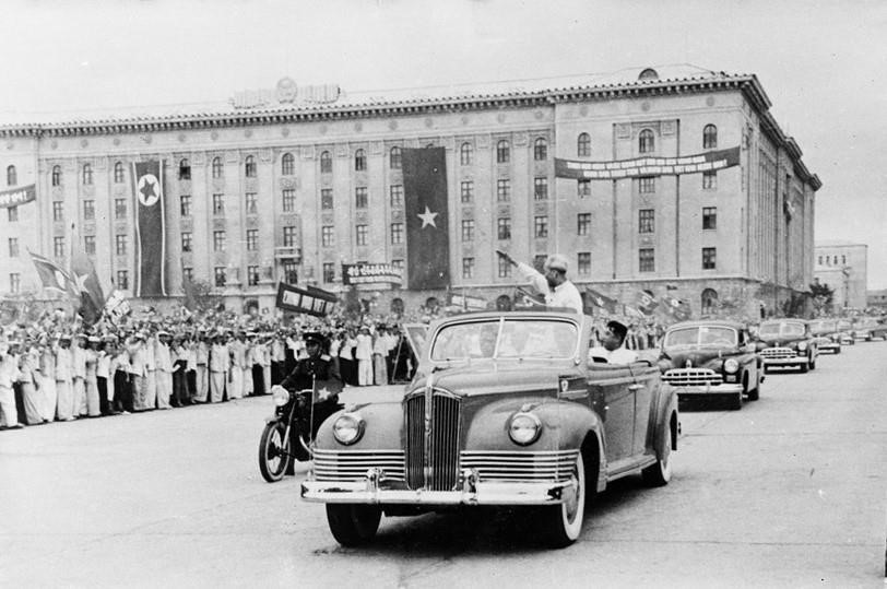 El 8 de julio de 1957, el pueblo de Pyongyang recibió calurosamente al Presidente Ho Chi Minh, que encabezaba una delegación del Partido y el Gobierno vietnamitas en una visita amistosa a la República Popular Democrática de Corea del 8 al 12 de julio de 1957. Foto: VNA
