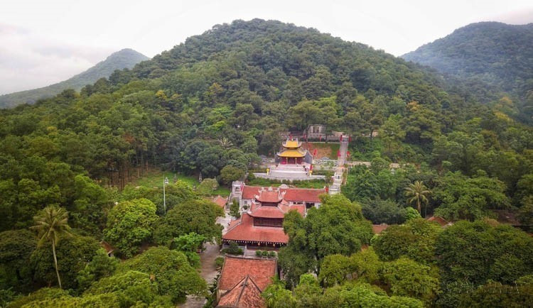 El sitio paisajístico de Con Son, parte del conjunto especial de reliquias nacionales Con Son – Kiep Bac (ciudad de Hai Phong), está vinculado a muchas figuras históricas, siendo la más destacada el templo dedicado al héroe nacional Nguyen Trai. (Foto: VNA)