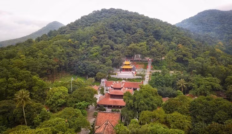 El sitio paisajístico de Con Son, parte del conjunto especial de reliquias nacionales Con Son – Kiep Bac (ciudad de Hai Phong), está vinculado a muchas figuras históricas, siendo la más destacada el templo dedicado al héroe nacional Nguyen Trai. (Foto: VNA)