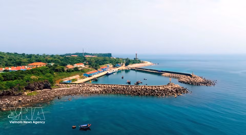 El pequeño puerto con una entrada estrecha impide el atraque de grandes embarcaciones, lo que constituye una de las limitaciones en la conectividad de transporte hacia la isla. Foto:– VNA