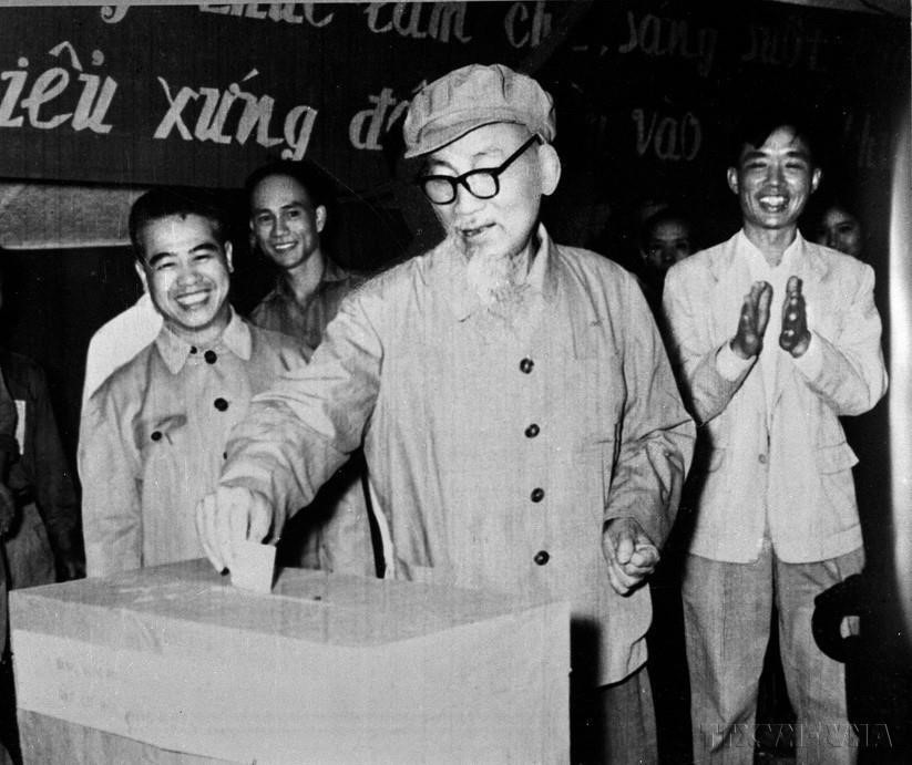 El reportero de la VNTTX, Dinh Chuong (de pie detrás del Presidente Ho Chi Minh), acompañó y cubrió la votación del Presidente en las elecciones de los Consejos Populares de todos los niveles (abril de 1969). Foto: VNA
