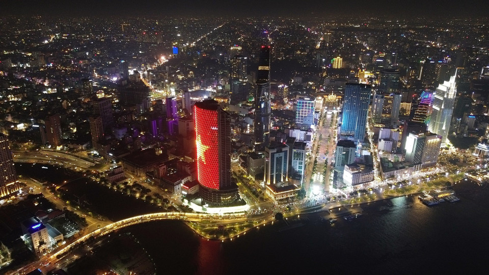 Un rincón de Ciudad Ho Chi Minh junto al río Saigón, que se desarrolla de forma sincronizada, moderna y con esplendidas luces por la noche. Foto: Quoc Khanh - VNA