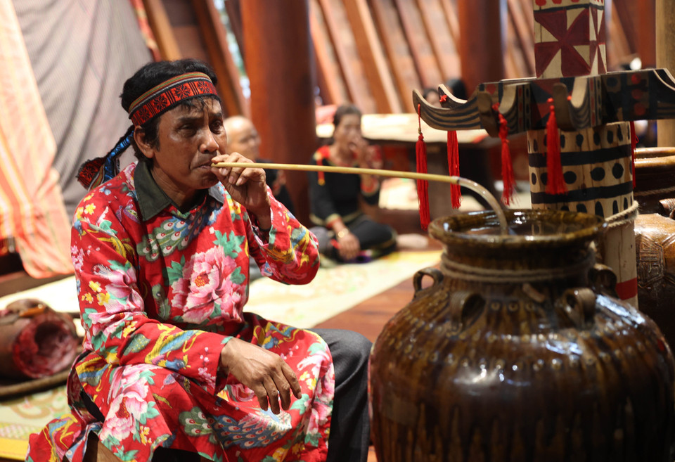 En las ceremonias de los E De, “ché” no solo contiene ruou can, una bebida fermentada consumida mediante largas cañas de bambú, sino que también se considera el lugar donde habitan los espíritus. Foto: Tuan Anh – VNA