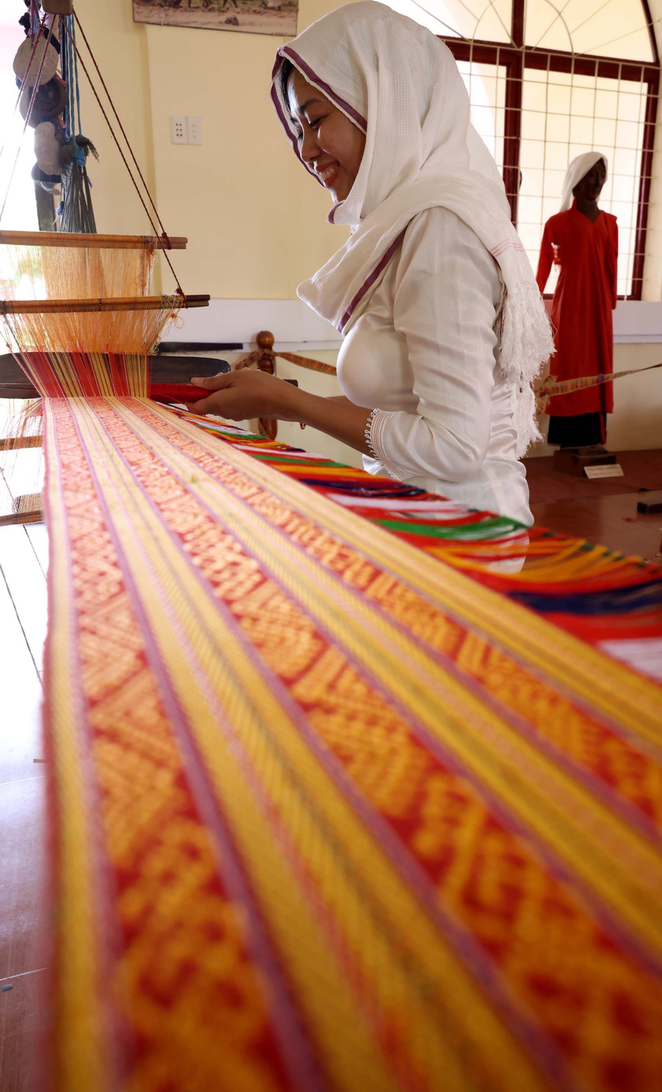 Para sobrevivir, el pueblo de tejido se renueva, diseñando productos de brocado acordes con los gustos modernos y buscando nuevos caminos para el patrimonio cultural Cham. Foto: VNA
