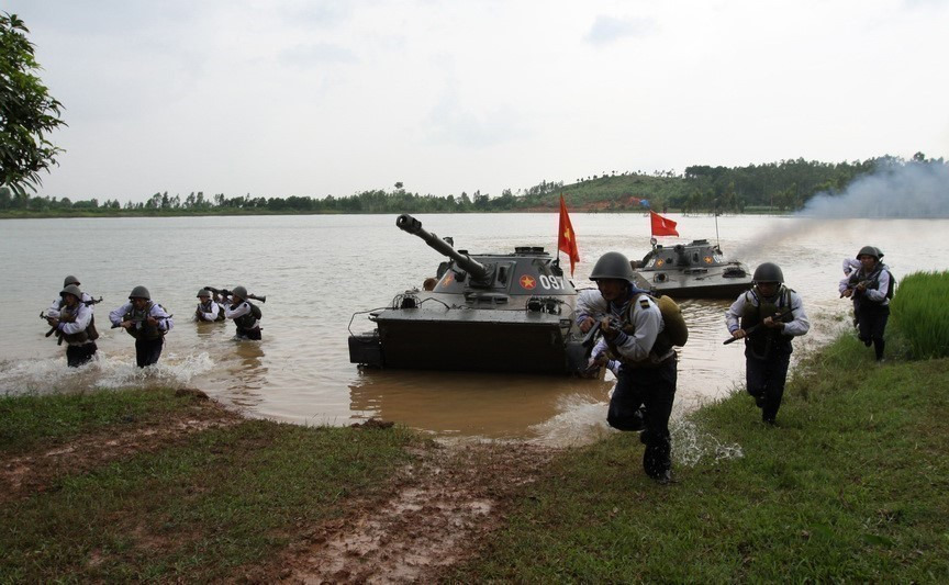Las fuerzas blindadas y de infantería practican el ejercicio coordinado. Foto: Trong Duc – VNA