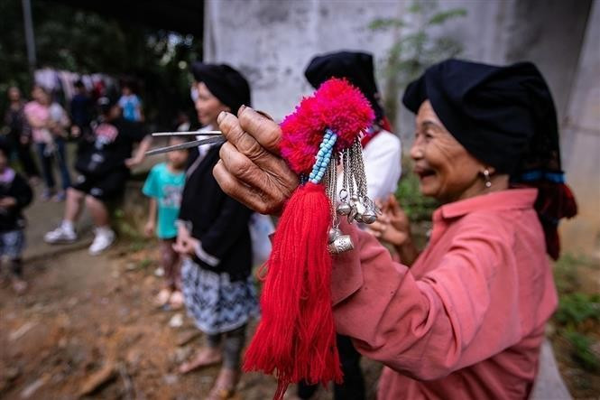 El alfiler para el cabello que las ancianas preparan para la novia en el día de la boda. Foto: VNA