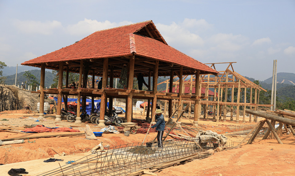 Las fuerzas del Regimiento 741 (Mando Militar de la provincia de Dien Bien) ayudan a los residentes a construir casas sobre pilotes en la aldea de Muong Pon 2. Foto: VNA